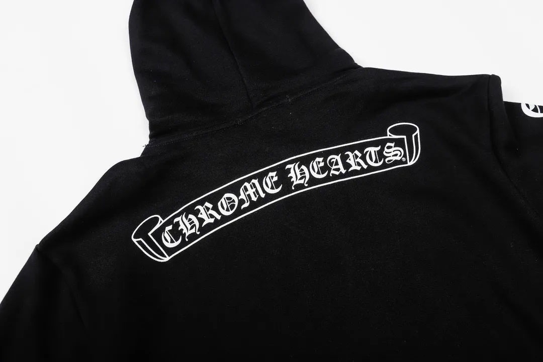 M16—P210 -Chrome Hearts/Chrome Hearts printed sweatshirt cardigan jacket -420 grams of high-density, high-quality wool, soft, delicate and skin-friendly, soft and silky to the touch, warm and skin-friendly -The hardware and zipper accessories are all customized and full of details -Colour: black -Size: S M L XL